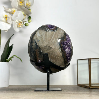Amethyst-Geode mit klar konturierter Außenform