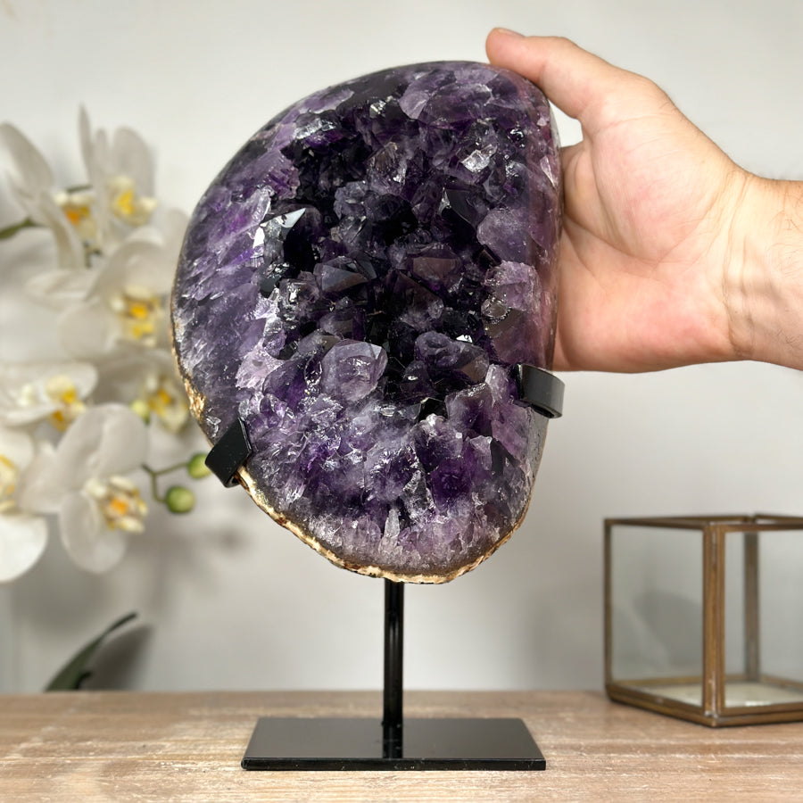 Amethyst-Kristall groß mit klar definierter Spitzenstruktur, in hochwertiger Naturqualität