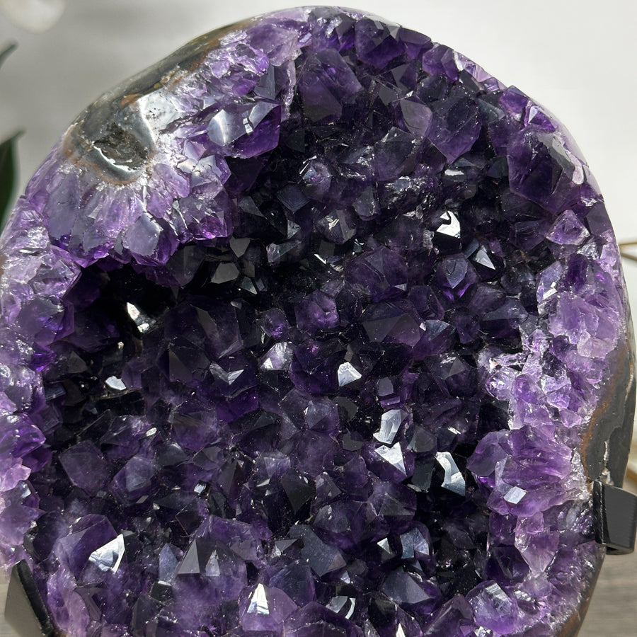 Amethyst-Geode mit klar konturierter Außenform