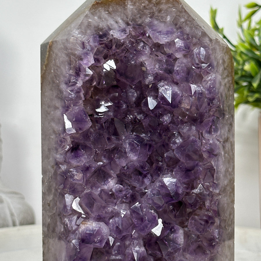Amethyst-Achat-Obelisk mit klarer Mineralbänderung