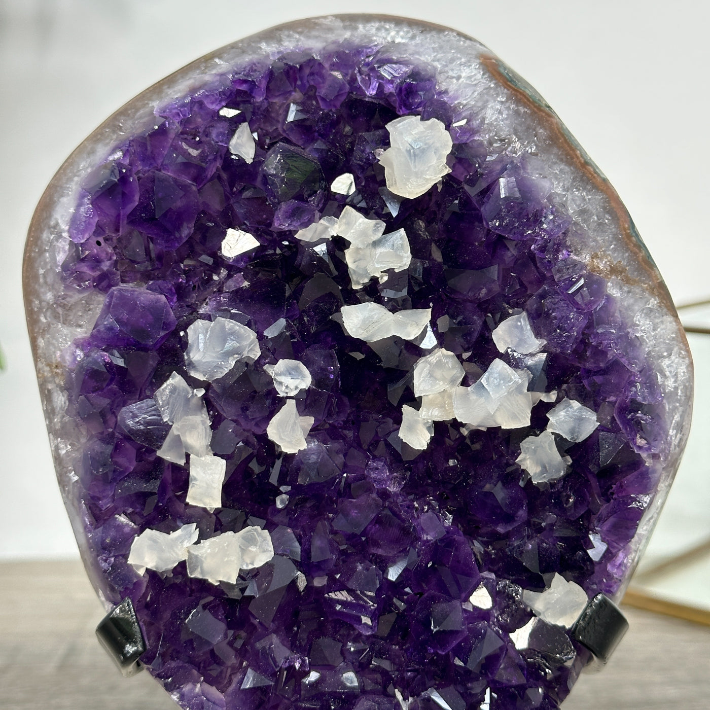 Amethyst-Cluster mit kontrastreicher weißer Kalzitformation