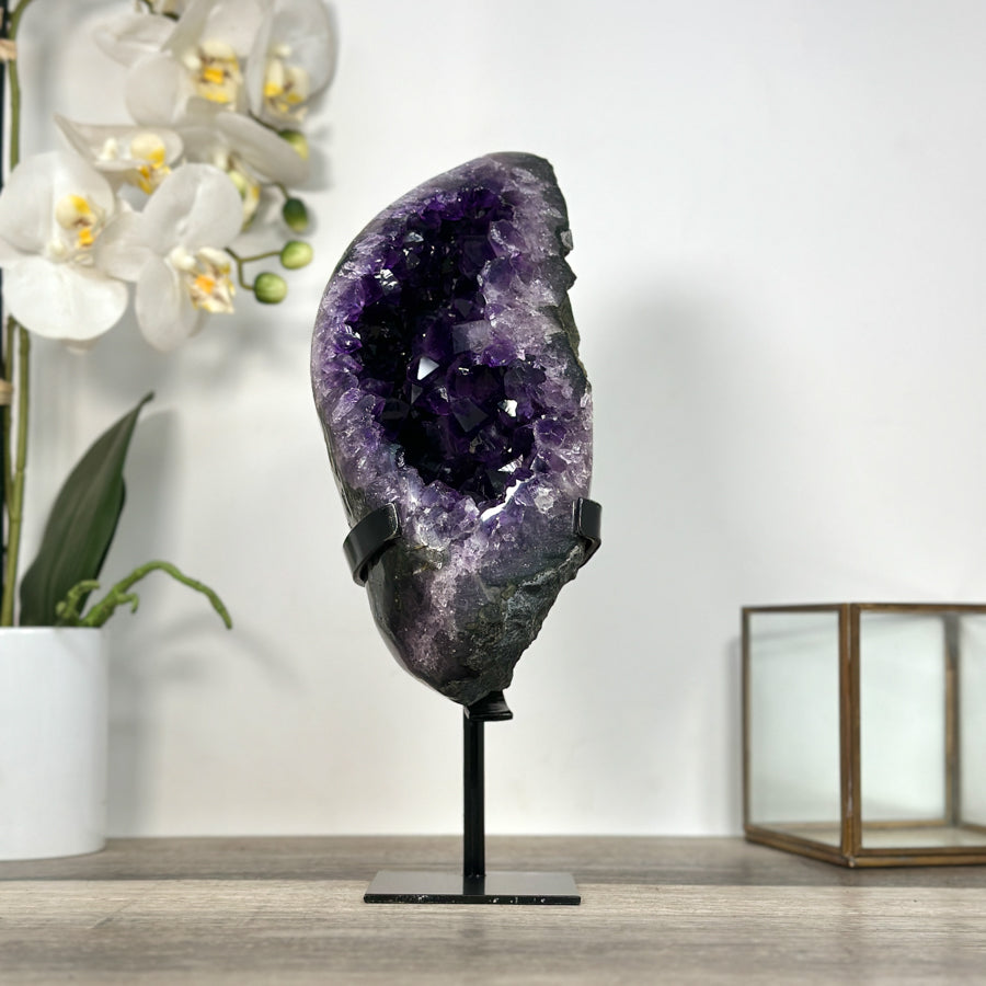 Amethyst-Geode mit dicht gewachsener, purpurfarbener Kristallstruktur