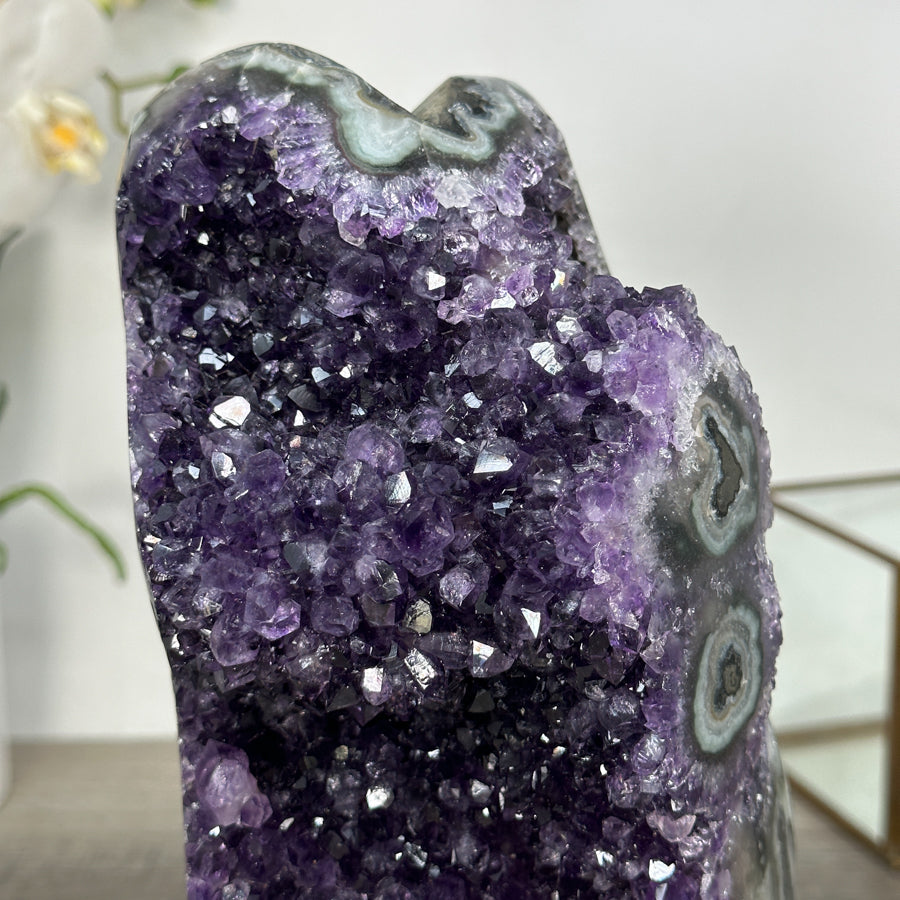 Amethyst-Geode mit augenartiger Struktur und tiefvioletter Kristallauskleidung