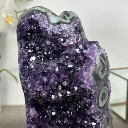 Amethyst-Geode mit augenartiger Struktur und tiefvioletter Kristallauskleidung