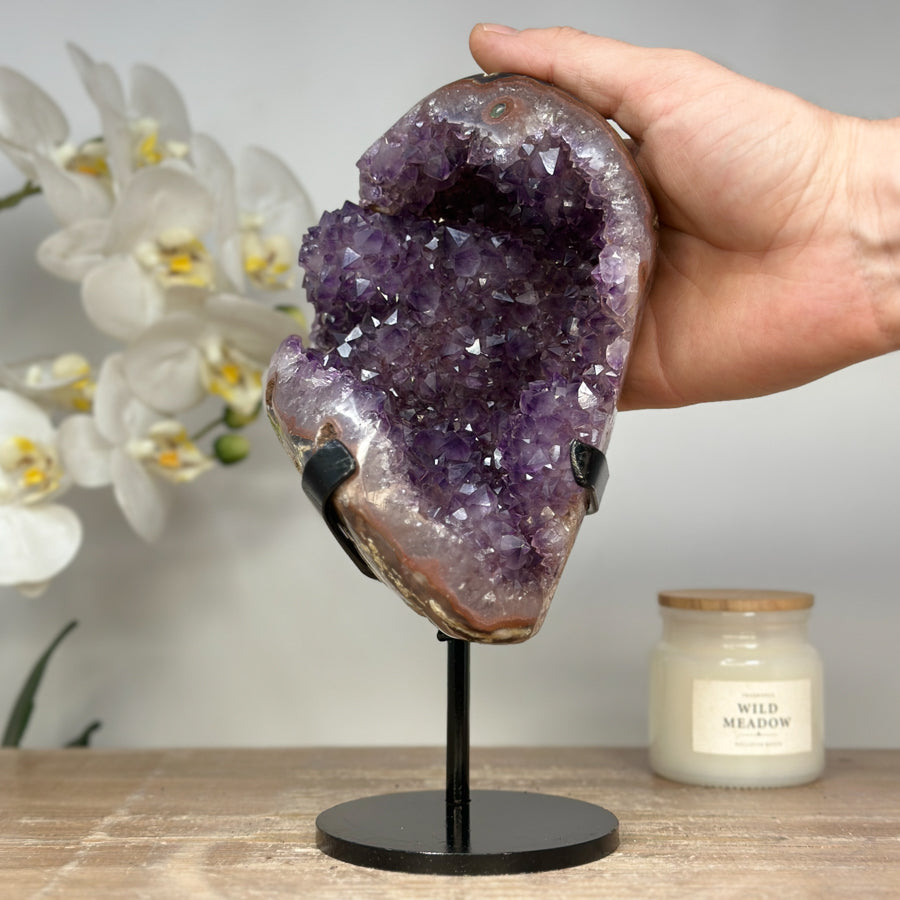 Amethyst-Geode mit rottoniger Jaspis-Schale