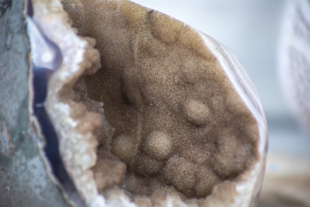 Quarz-Geode mit gelblich schimmernder Druzy-Kristalloberfläche