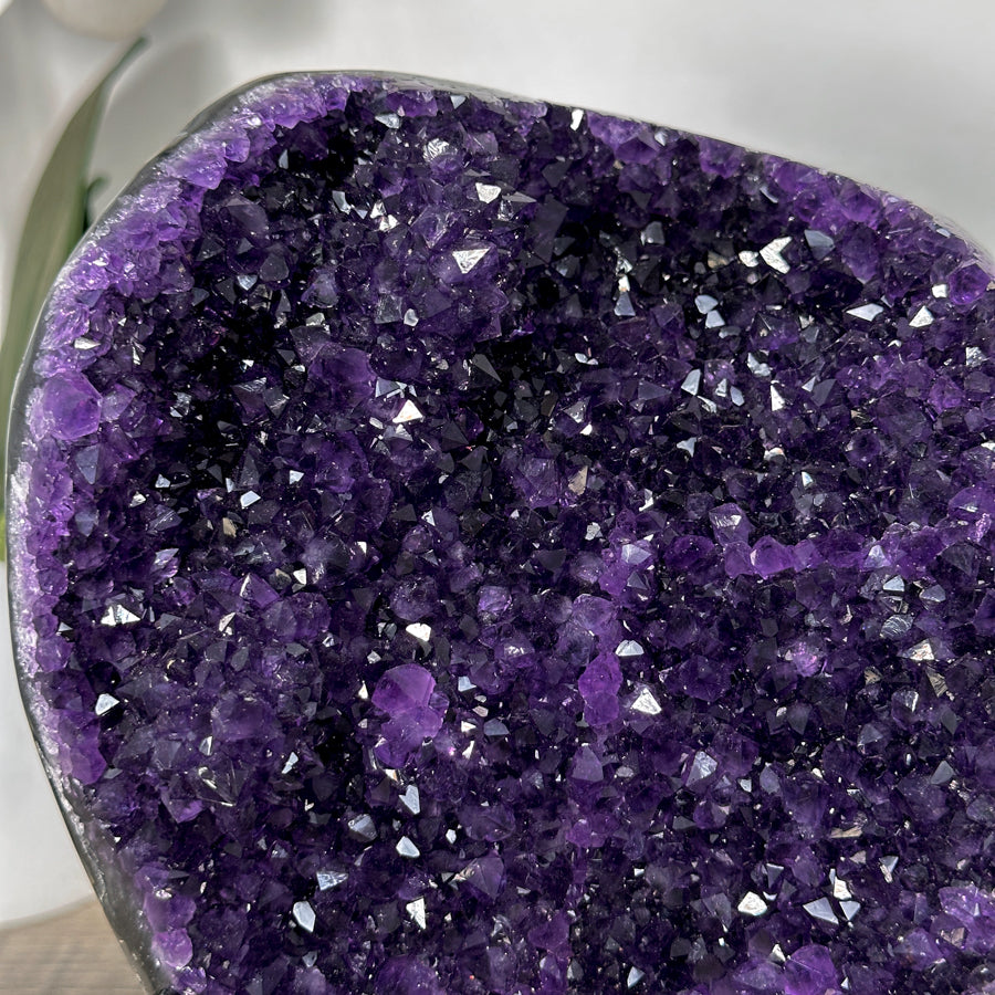 Amethyst-Cluster mit voluminösen, tiefvioletten Kristallformationen