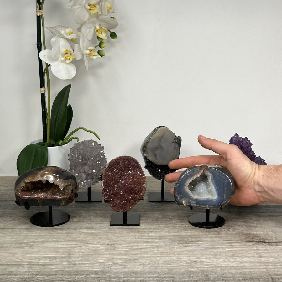 Kristallenskulpturen-Set 6-teilig, mit kristallinen Oberflächen und vielgestaltiger Mineralstruktur
