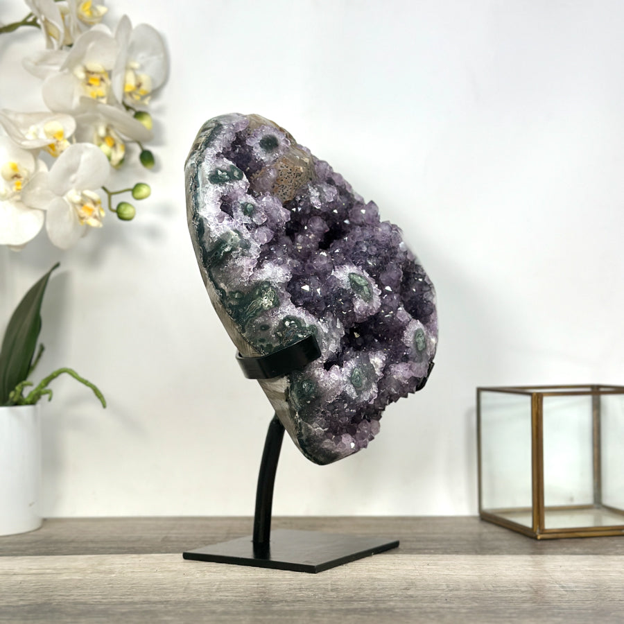 Amethyst-Geode mit ausgeprägter Stalaktitenoberfläche