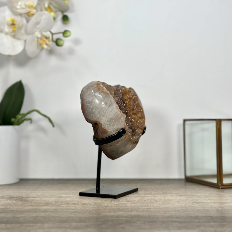 Quarz-Herzskulptur mit warm schimmernder, karamellfarbener Quarzstruktur