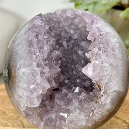 Amethyst-Steinkugel mit natürlicher Kristallbildung und ruhiger Oberflächenwirkung