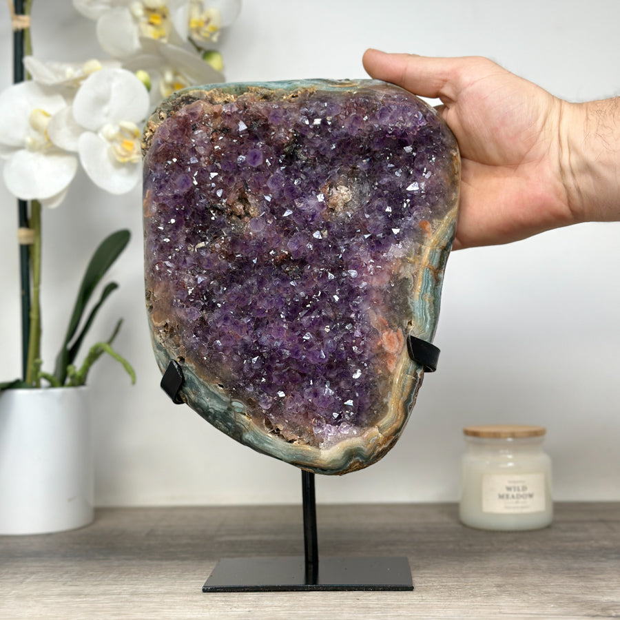 Amethyst-Jaspis-Kristall mit kontrastreicher Mineralstruktur