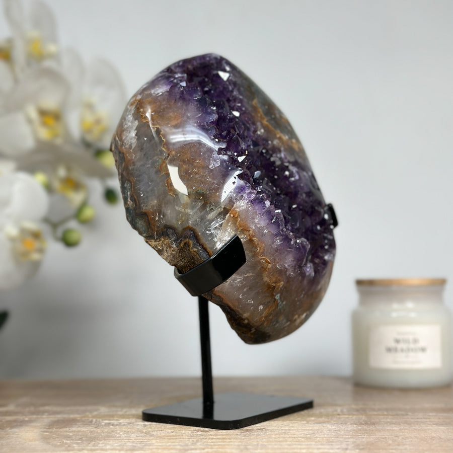 Amethyst-Quarz-Kristallcluster mit gelb gebänderter Matrix