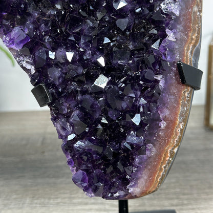 Amethyst-Cluster mit gebänderter Randstruktur, in ausgewählter Spitzenqualität