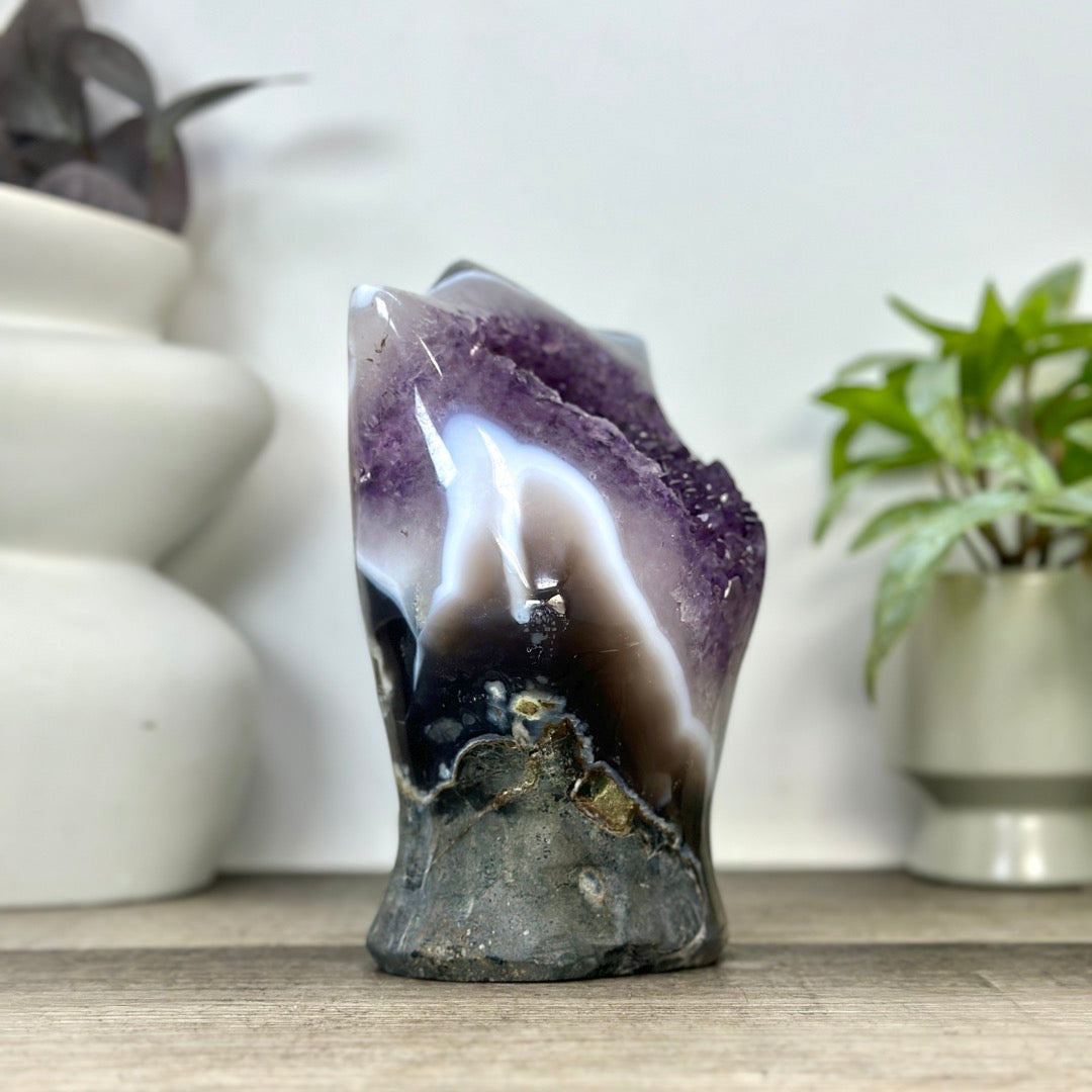 Amethyst-Skulptur mit einzigartiger Kristallarchitektur und Quarz-Einschlüssen