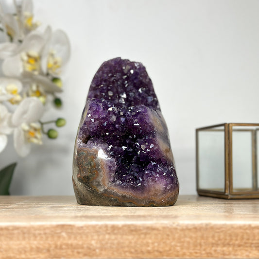 Amethyst-Cluster mit Jaspis-Matrix und warm orangefarbener Strukturwirkung