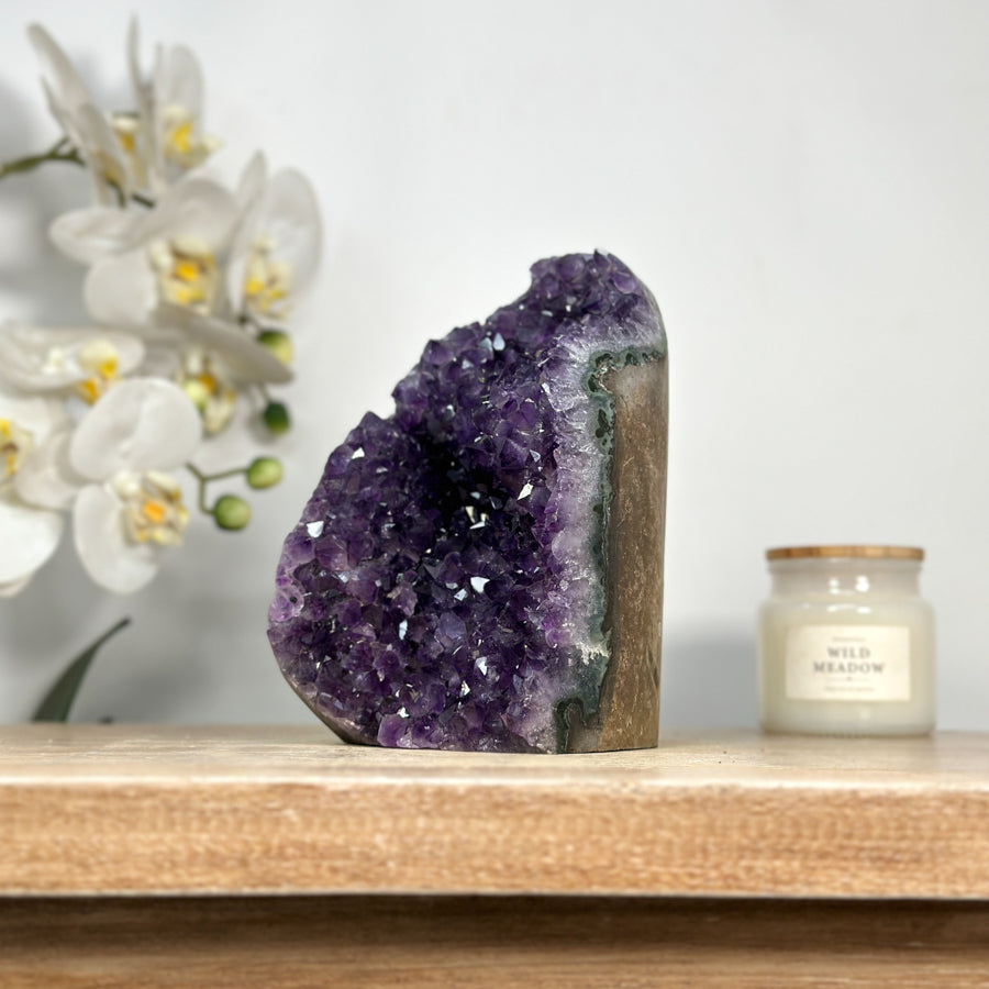 Amethyst-Kathedrale mit architektonisch geöffneter, violetter Kristallkammer