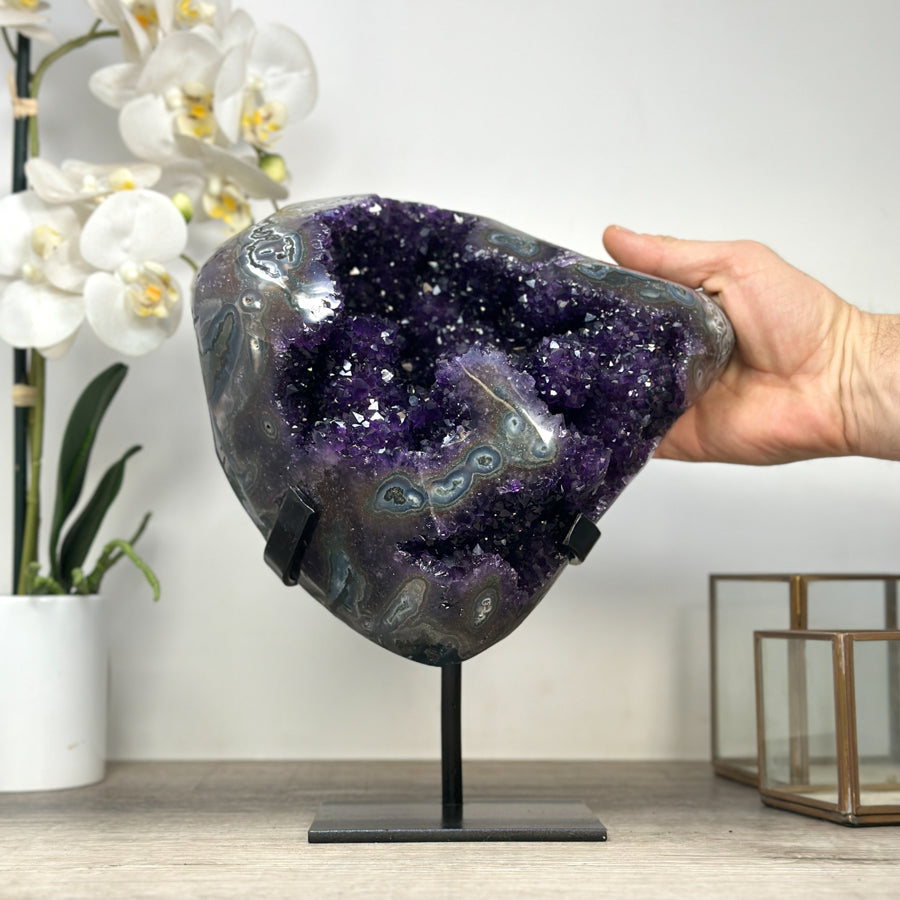 Amethyst-Geode mit außergewöhnlicher, tropfsteinartiger Innenarchitektur, in ausgewählter Spitzenqualität