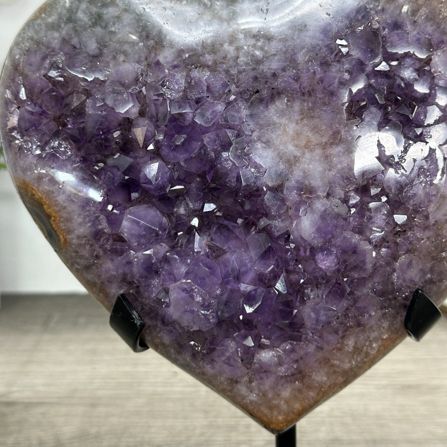 Amethyst-Quarz-Achat-Herzskulptur mit mehrschichtiger Mineralstruktur und zentraler Kristallzone