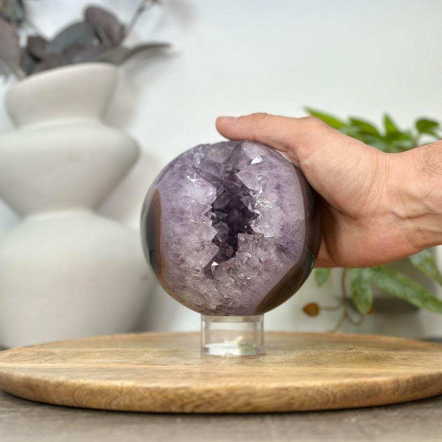 Amethyst-Achat-Steinkugel mit kraftvoller Kristallformation und dichter Struktur