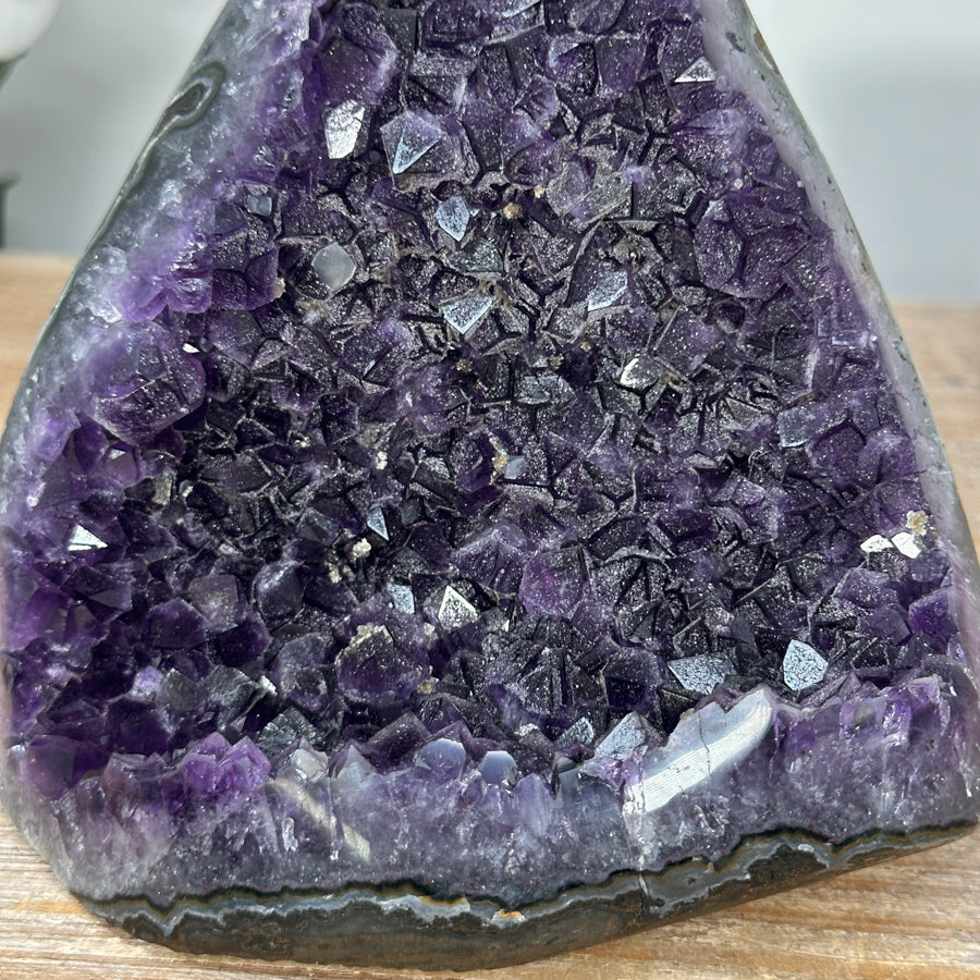 Amethyst-Kathedrale mit fein kristalliner Zuckerquarz-Struktur