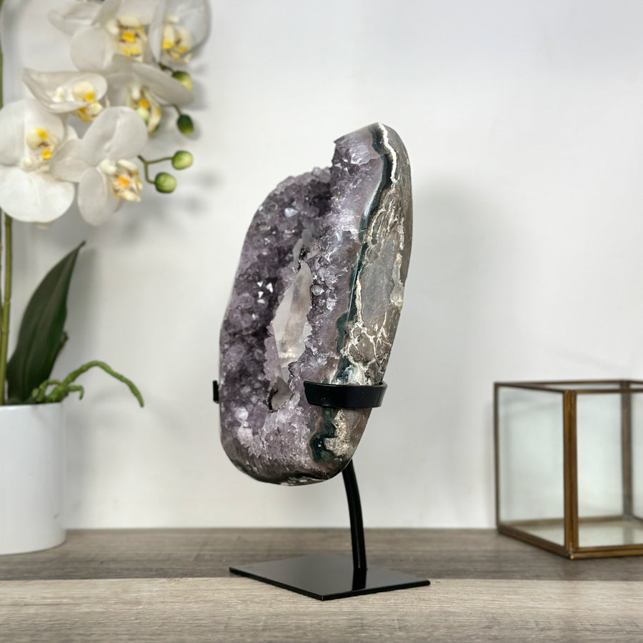 Amethyst-Geode mit strukturierter Kalzitformation und kompakter Kristallarchitektur