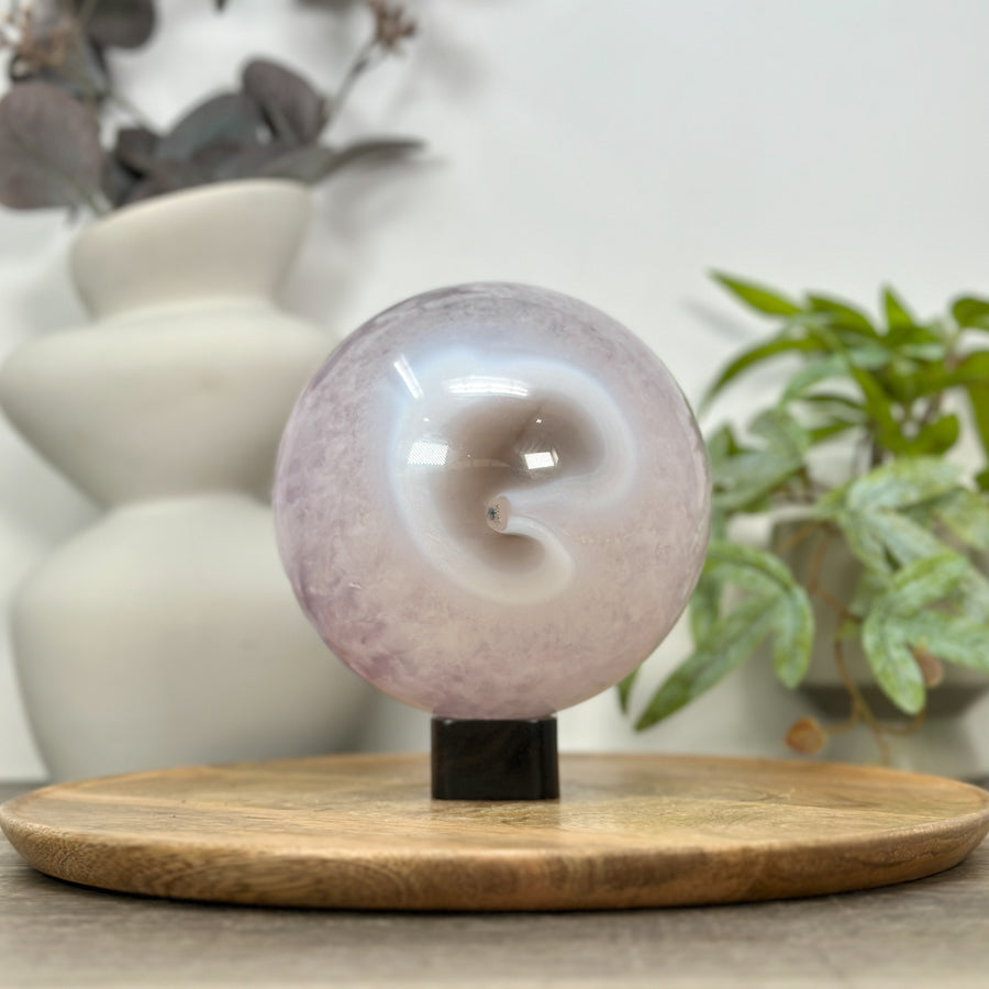 Amethyst-Steinkugel groß mit ausgeprägter Kristallkammer