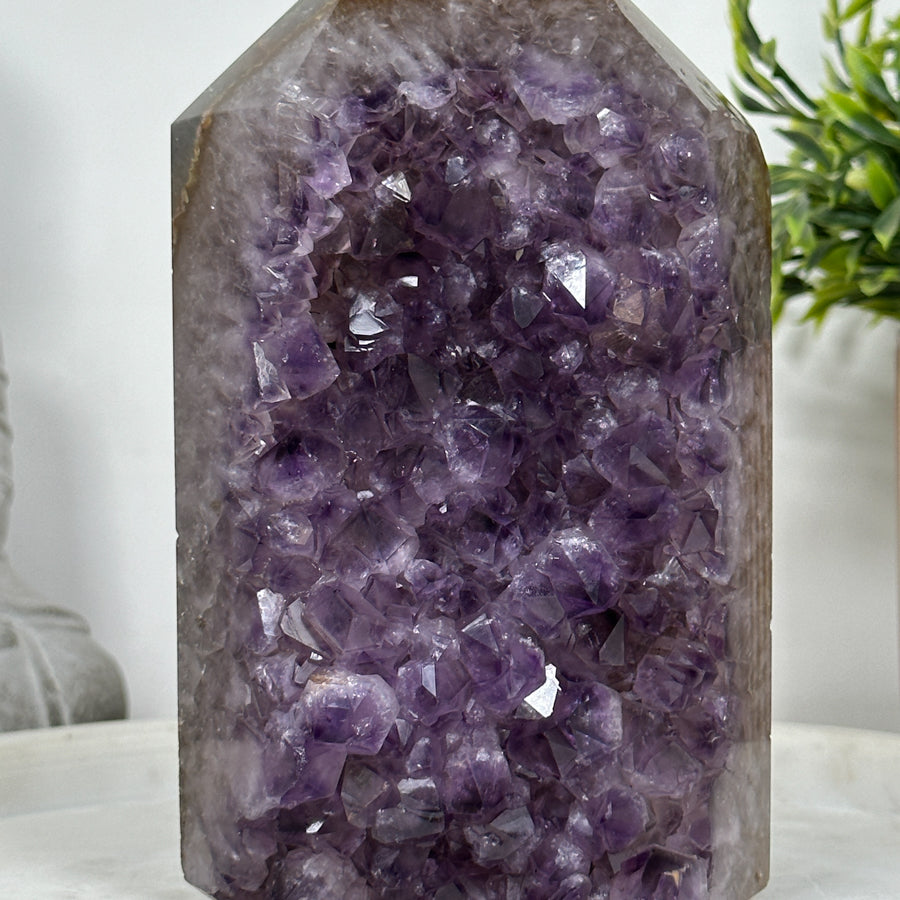 Amethyst-Achat-Obelisk mit klarer Mineralbänderung
