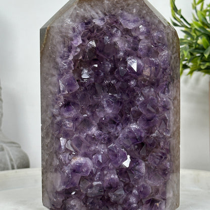 Amethyst-Achat-Obelisk mit klarer Mineralbänderung