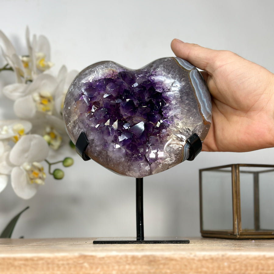 Amethyst-Blauachat-Herzskulptur mit gebänderter Achatstruktur und violetter Kristallzone