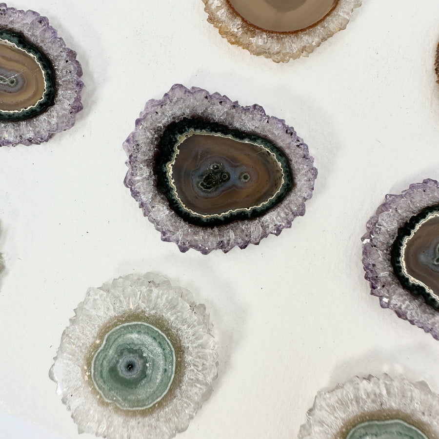 Amethyst-Achat-Quarz-Grünjaspis-Stalaktiten-Scheiben mit vielschichtiger Mineralstruktur