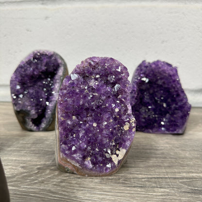 Amethyst-Kathedralen & Drusen-Set 12-teilig, mit symmetrischer Kristallarchitektur und violetter Kristallzone