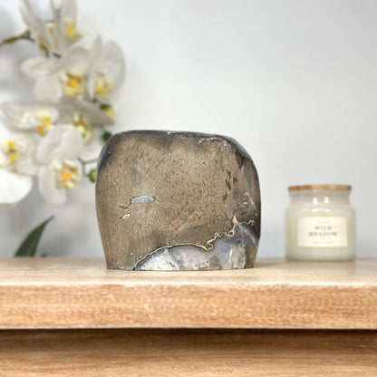 Amethyst-Geode mit klar geöffneter Kristallkammer und polierten Randflächen