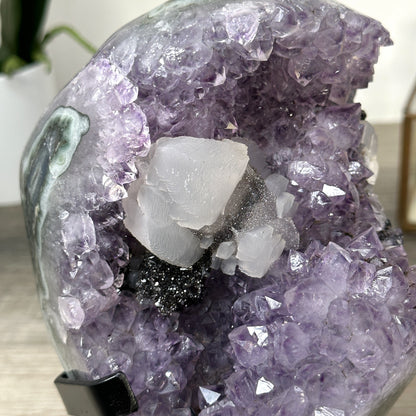 Amethyst-Kristallcluster mit plastisch ausgeformter Kalzit-Struktur