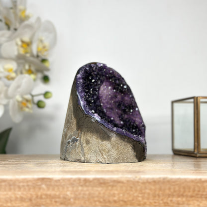 Amethyst-Druse mit tiefvioletter Kristallstruktur und prägnanter Kristallausbildung