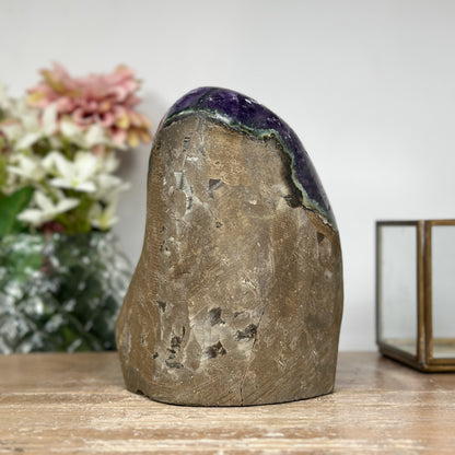 Amethyst-Kathedrale mit großkristallinen, tiefvioletten Kristallspitzen