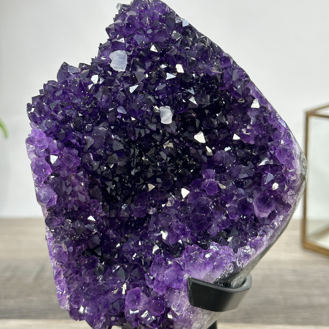 Amethyst-Cluster mit scharf ausgeprägten, tiefvioletten Kristallspitzen