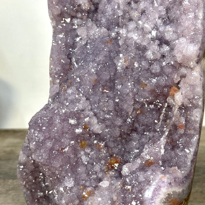 Zucker-Amethyst-Kathedrale mit purpurner Kristallarchitektur und samtiger Textur