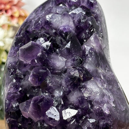 Amethyst-Kathedrale mit großkristallinen, tiefvioletten Kristallspitzen