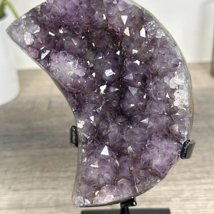 Amethyst-Kristallcluster in Mondform mit dichter Kristallstruktur