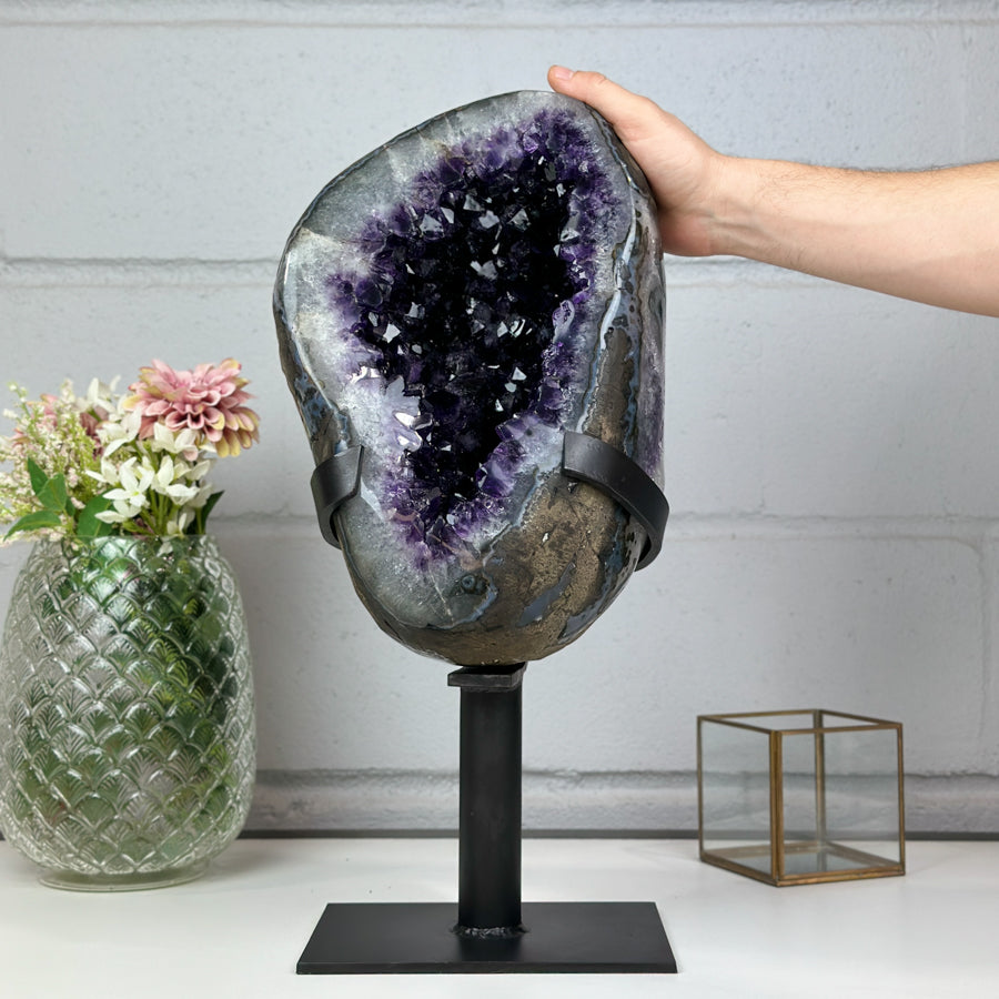 Amethyst-Geode groß mit tiefvioletten, lichtreflektierenden Kristallen, in exklusiver Premiumqualität