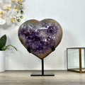 Amethyst-Quarz-Achat-Herzskulptur mit mehrschichtiger Mineralstruktur und zentraler Kristallzone