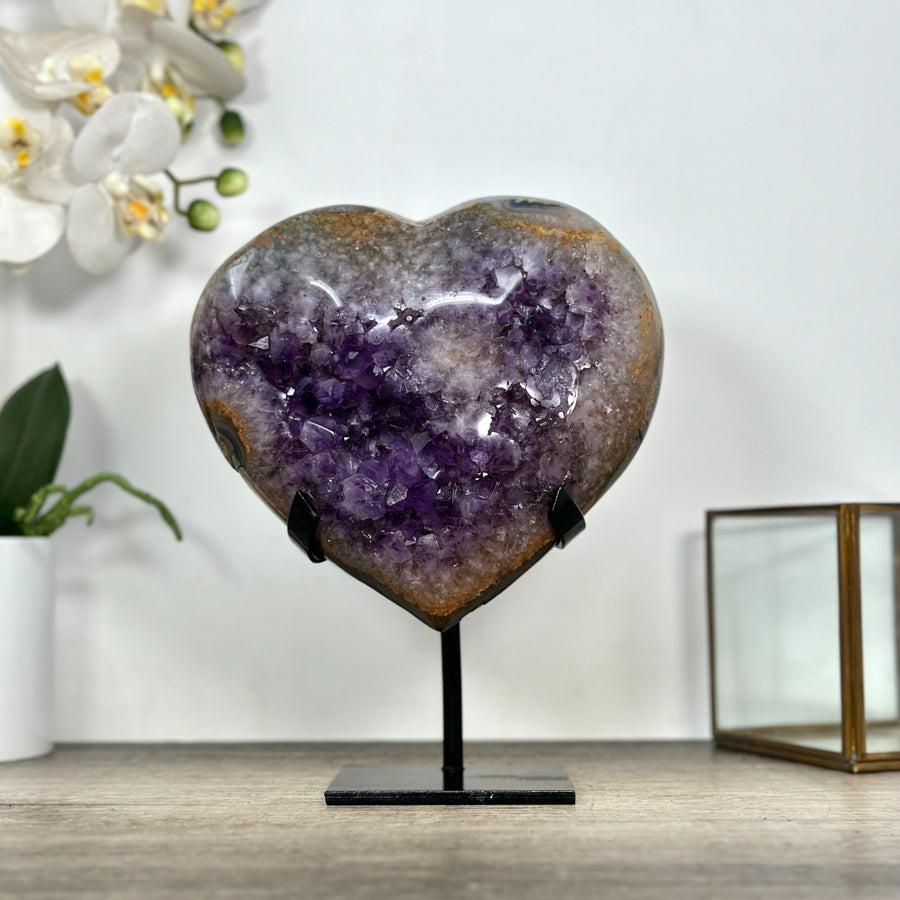 Amethyst-Quarz-Achat-Herzskulptur mit mehrschichtiger Mineralstruktur und zentraler Kristallzone