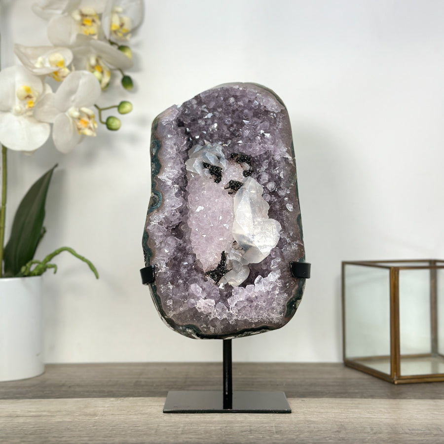 Amethyst-Geode mit strukturierter Kalzitformation und kompakter Kristallarchitektur