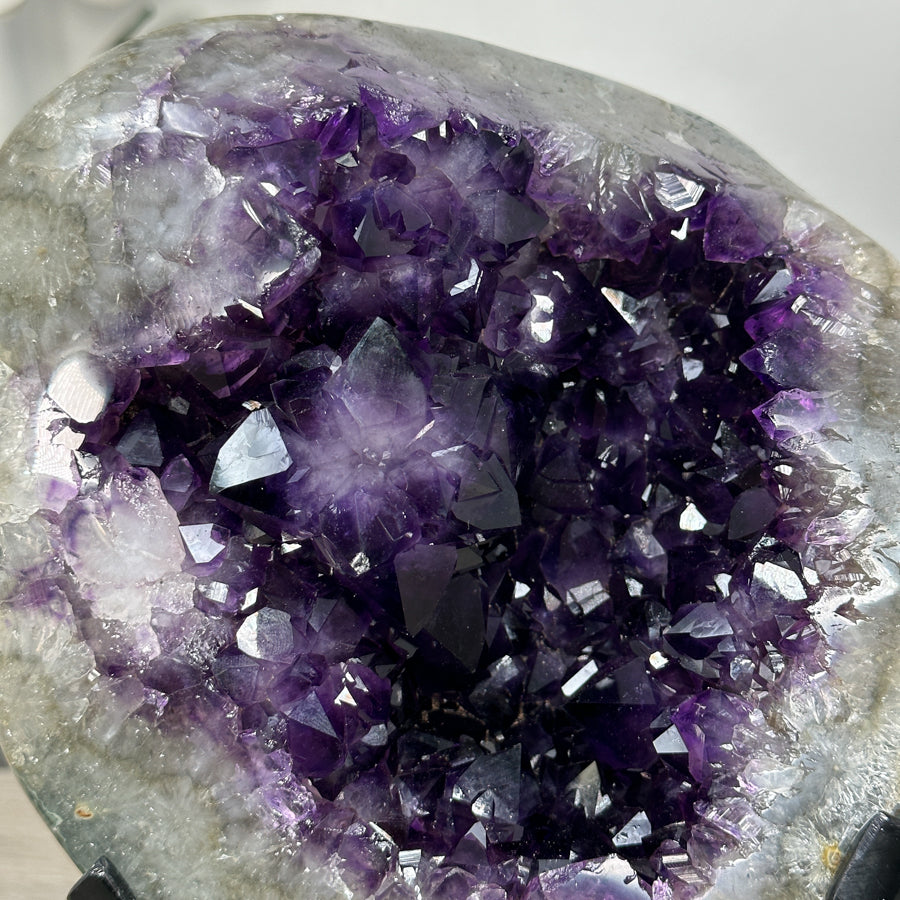 Amethyst-Geode mit weit geöffneter, leuchtender Kristallkammer