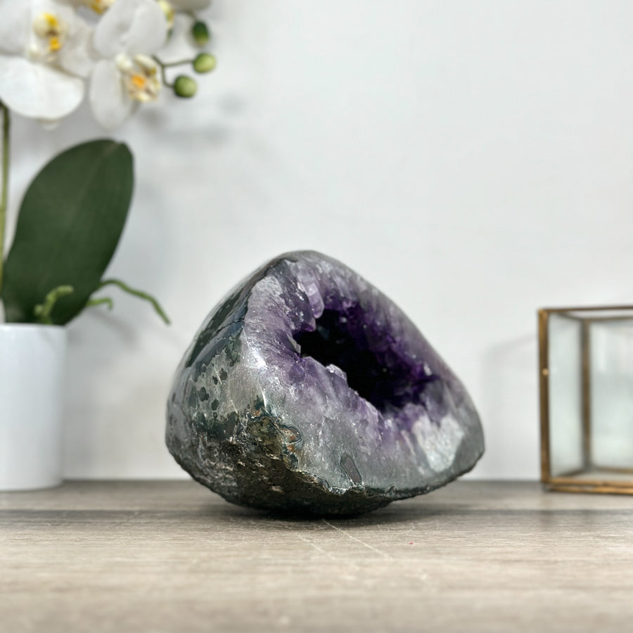 Amethyst-Geode mit präzise ausgebildeter Kristallkammer