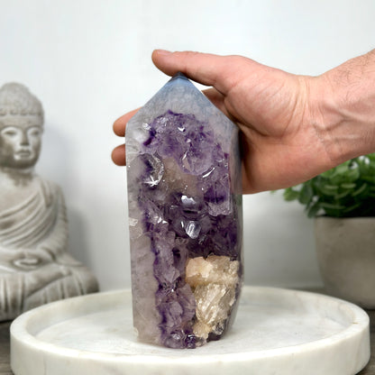 Amethyst-Achat-Obelisk mit schön sichtbaren Kalzit-Einschlüssen