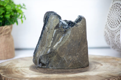 Schwarze Amethyst-Kathedrale mit tief ausgeprägter, dunkelvioletter Kristallzone