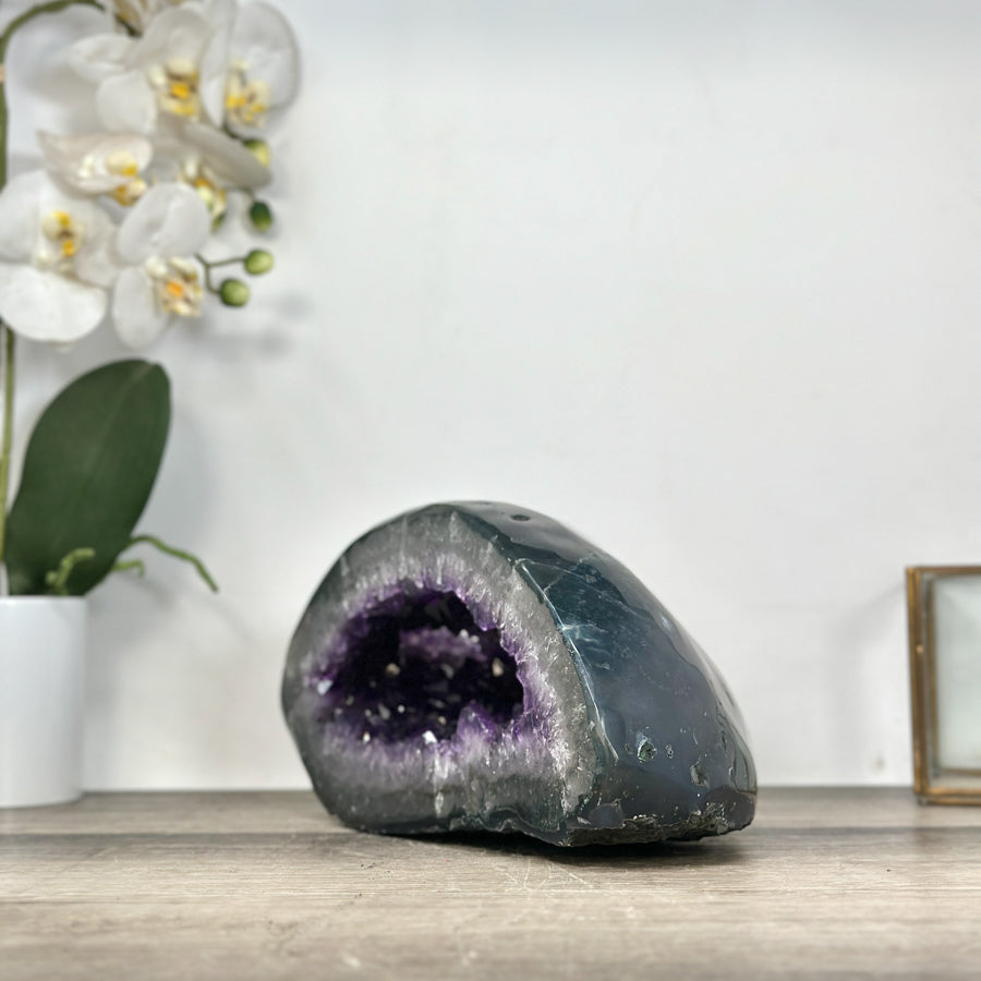 Amethyst-Achat-Geode mit klar definierter Kristallkammer und strukturierter Randzone