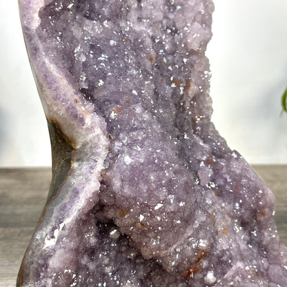 Zucker-Amethyst-Kathedrale mit purpurner Kristallarchitektur und samtiger Textur